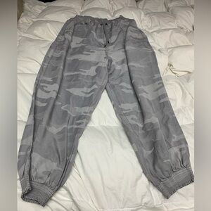 American Eagle grey camouflage jogger